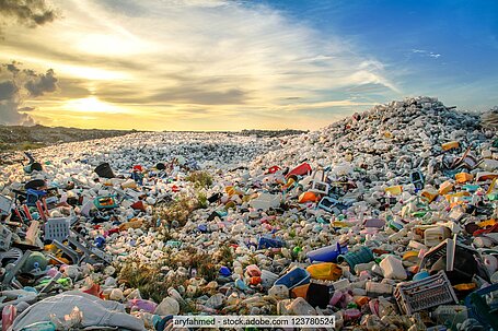 Photo of a heap of different types of waste plastic items..