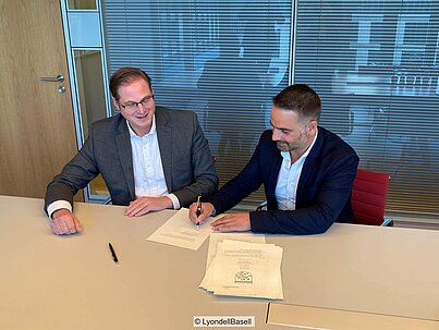 Matthijs Beijk (Lyondellbasell, l.) and Kai Hoyer (23 Oaks Investment, r.) sign the agreement to establish Source One Plastics.
