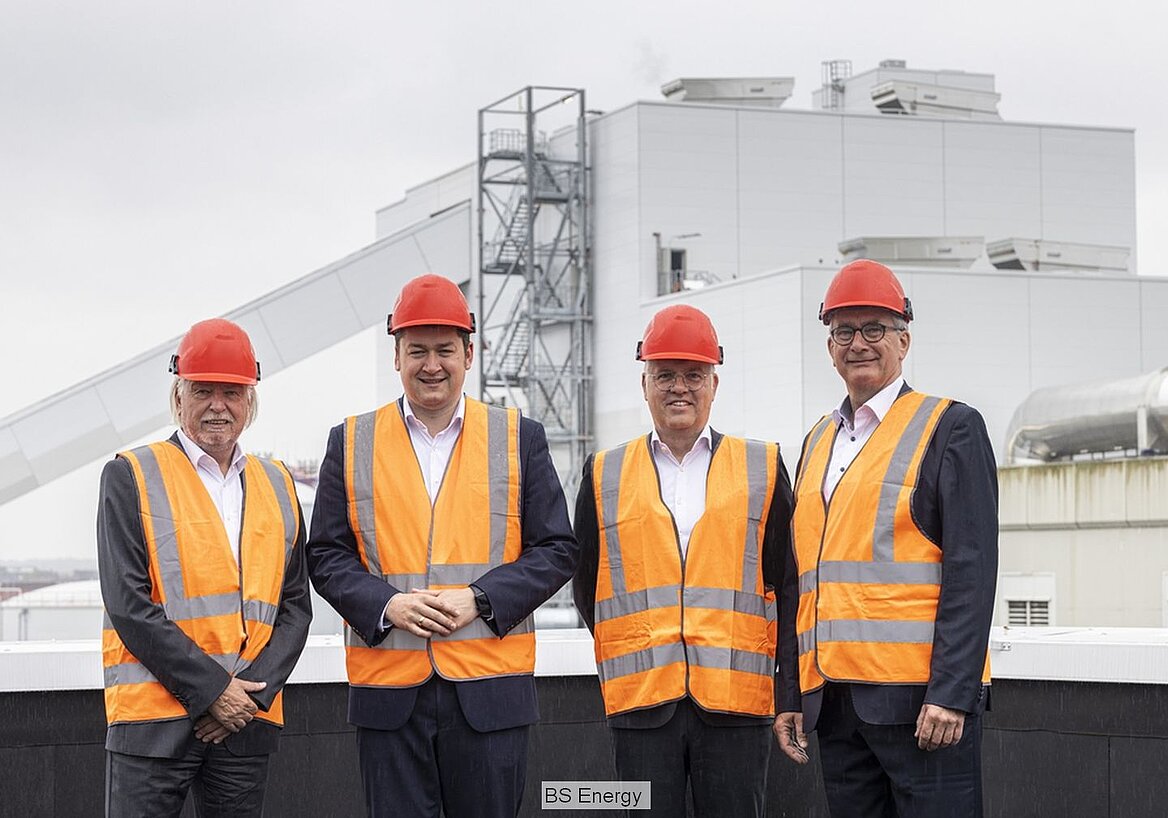From left to right: Michael Riechel (CEO Thüga AG), Dr Thorsten Kornblum (Mayor of Braunschweig), Matthias Harms (CEO Veolia Germany), and Jens-Uwe Freitag (CEO BS Energy) at the official opening of BS Energy's new waste wood power plant on 10 May.
