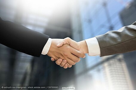 Symbolic image of two businesspeople shaking hands