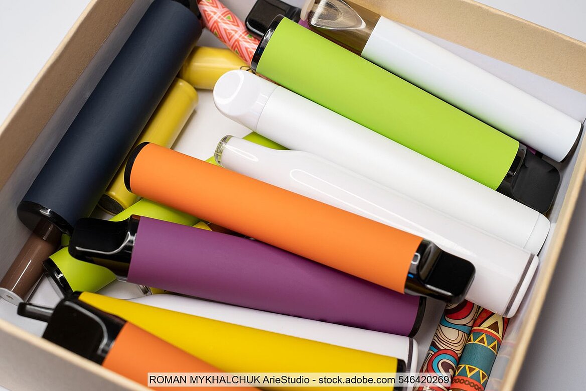 box of single-use e-cigarettes of different colours in a box