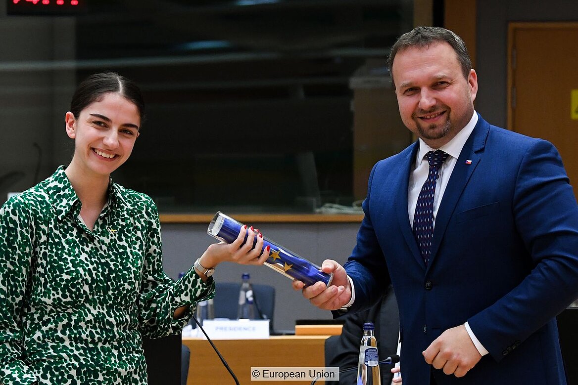 Romina Pourmokhtari (left; Minister for Climate and Environment, Sweden) and Marian Jurečka (right; Deputy Prime Minister and Minister of Labour and Social Affairs, Czech Republic) at the symbolic handover of the EU Environment Council Presidency.