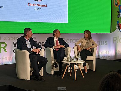 Cinzia Vezzosi (r) discusses proposed restrictions on exports of EU steel scrap with Eric Niedziela (Arcelor Mittal, l) and Denis Reuter (TSR, m) at the BIR convention in Barcelona.