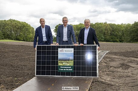 From left to right: Attero CEO Paul Ganzeboom, Henk Jumelet (Provincial Government of Drenthe) and GroenLeven CEO Peter Paul Weeda marked the official start of construction for the Wijster solar park with a symbolic placing of the first panel.