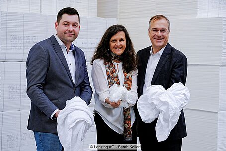 From left to right: Jürgen Secklehner (managing director ARAplus GmbH), Sonja Zak (head of Textile Sourcing & Cooperations Lenzing Group), Martin Prieler (ARA executive board member)