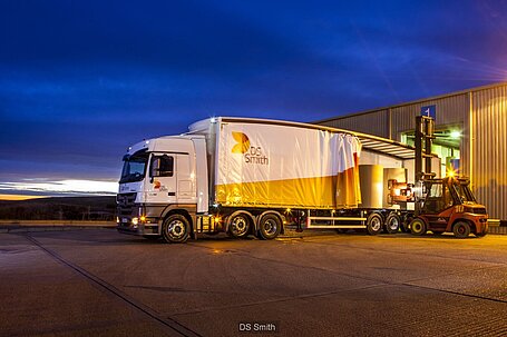 DS Smith lorry outside warehouse