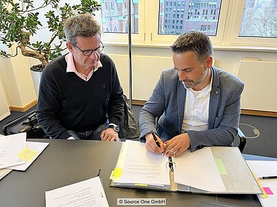 Landbell executive board member Uwe Echteler (left) and Kai Hoyer, owner and managing director of Source One GmbH (right), signing the agreement on 29 March 2023.