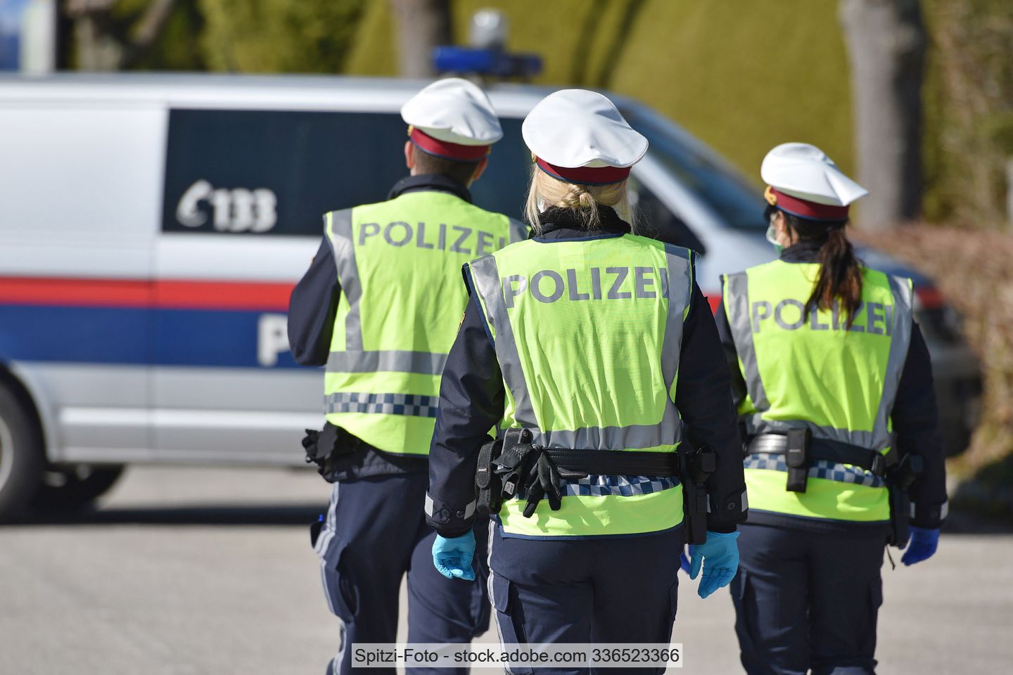 Stock photo of Austrian police officers and a vehicle