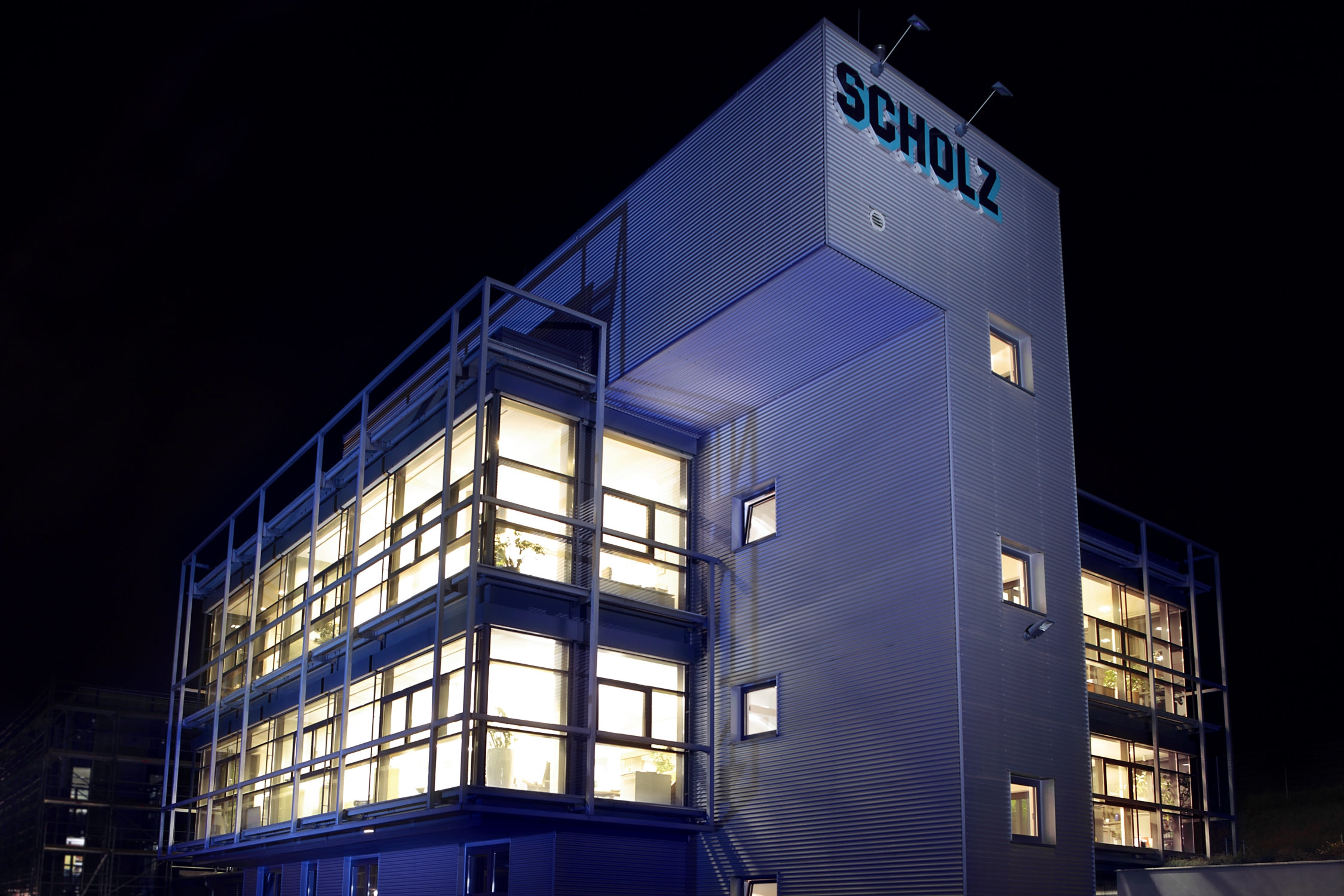 Night photo of Scholz Recycling's headquarters in Essingen, Germany