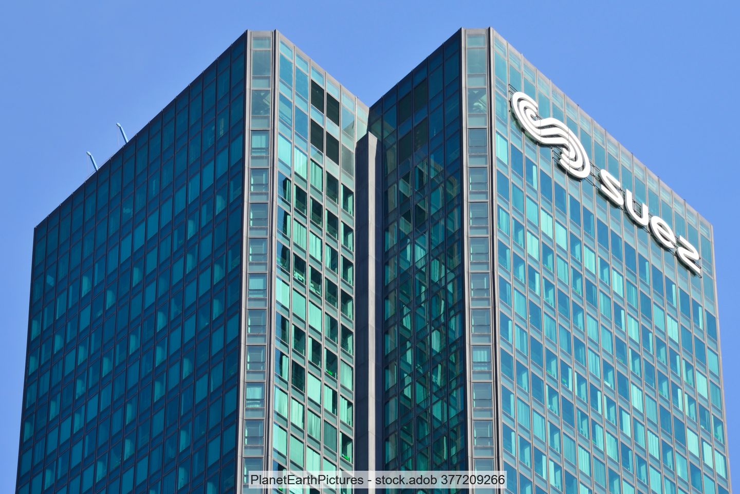 Photo of Suez's headquarters, an office tower bearing the company's logo in the La Défense district of Paris.